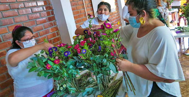 Échale Flores brinda taller a mujeres en Santa Mónica