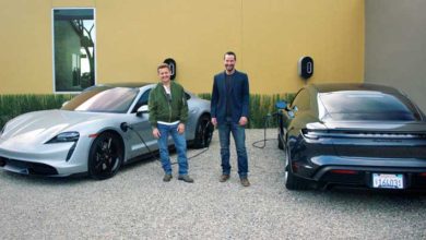 Keanu Reeves y Alex Winter conducen el Porsche Taycan