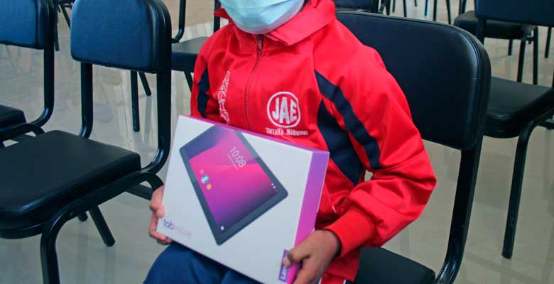 Antapaccay entrega tabletas a niños de Tintaya Marquiri