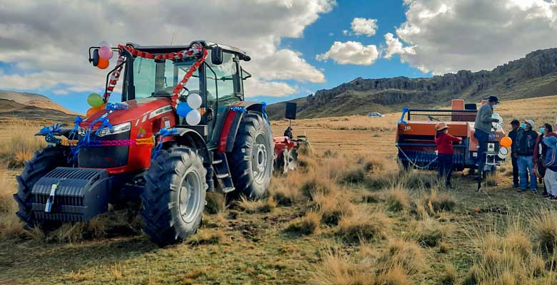 Antapaccay donó un vehículo y un tractor agrícola a Alto Huarca
