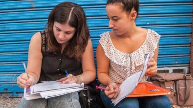 Dos mujeres escribiendo