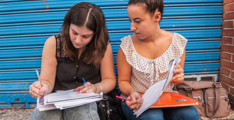 Dos mujeres escribiendo